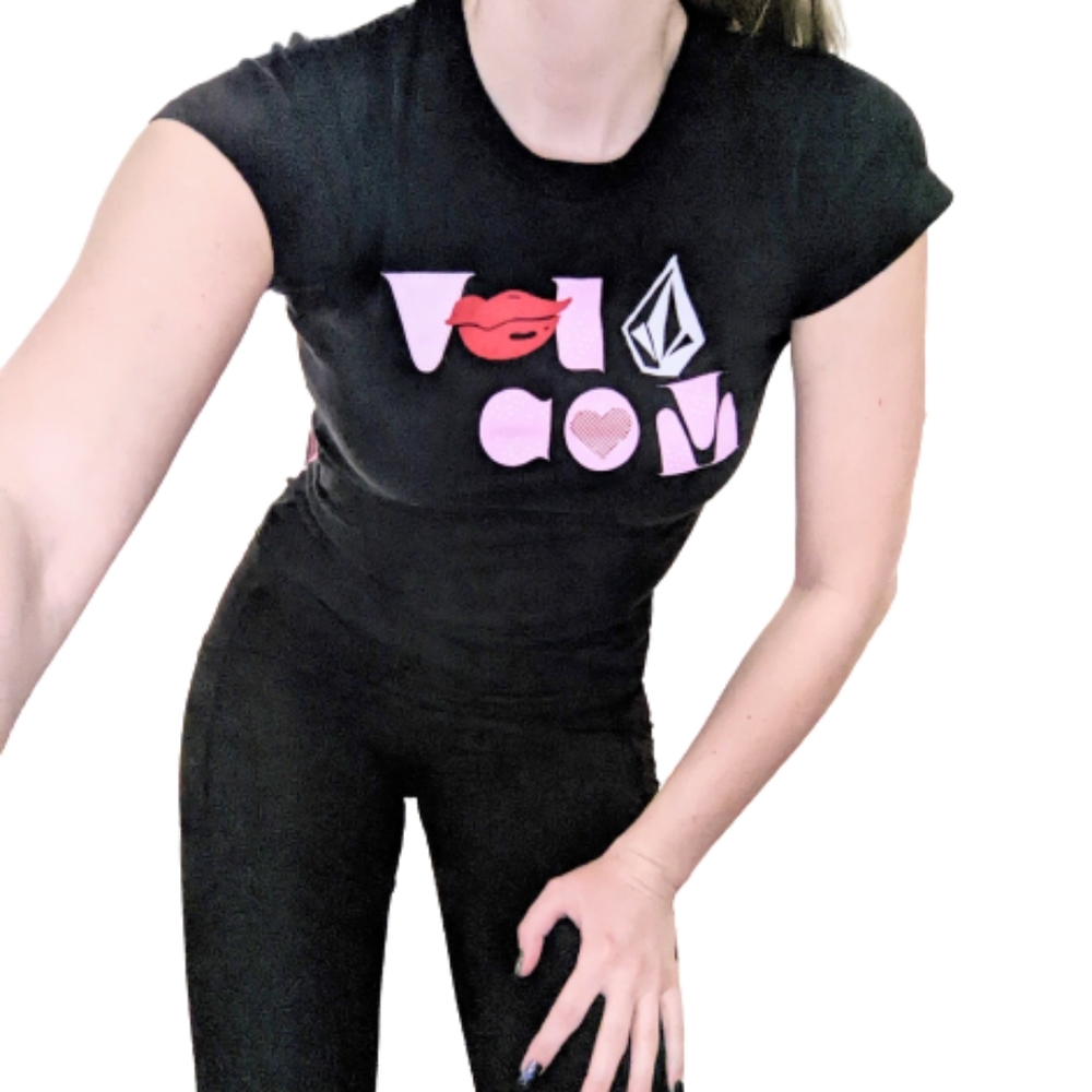 Last Chance! Vintage Volcom Tee Hearts and lips print size Small